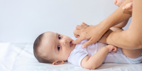 Cara Mengatasi Bayi Rewel saat Tumbuh Gigi